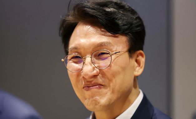 미소 짓는 김민석 전 총리