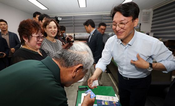 대인야시장 상인회 만난 김민석 전 총리