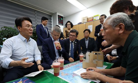 시장 상인회와 이야기 나누는 김민석 전 총리