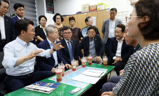 대인야시장 발전 방향 이야기 나누는 김민석 전 총리