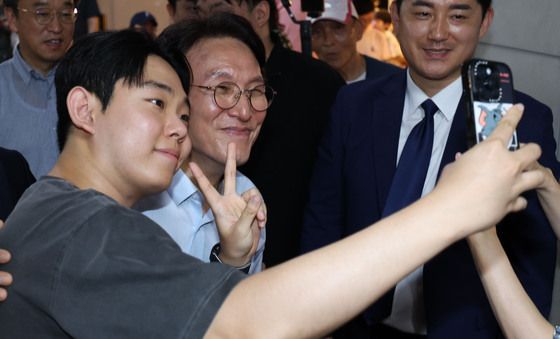 시민들과 셀카 찍는 김민석 후보