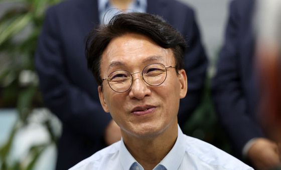 미소 보이는 김민석