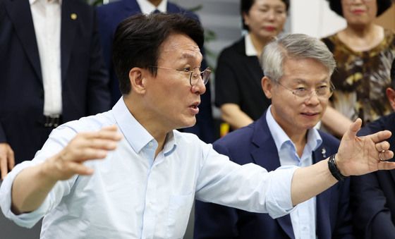 설명하는 김민석