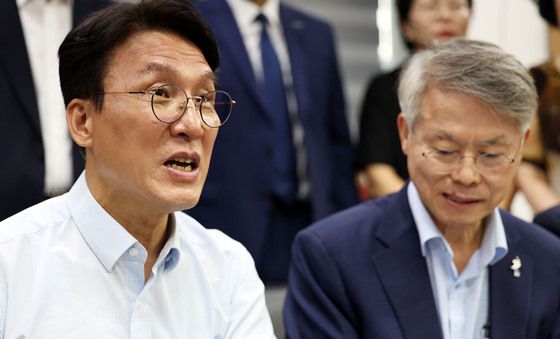 이야기 나누는 김민석