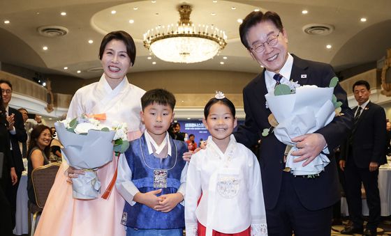 화동들과 기념촬영 하는 이재명 대통령·김혜경 여사