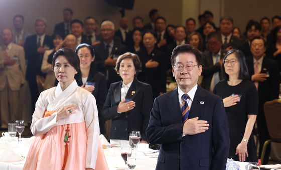 국민의례 하는 이재명 대통령·김혜경 여사