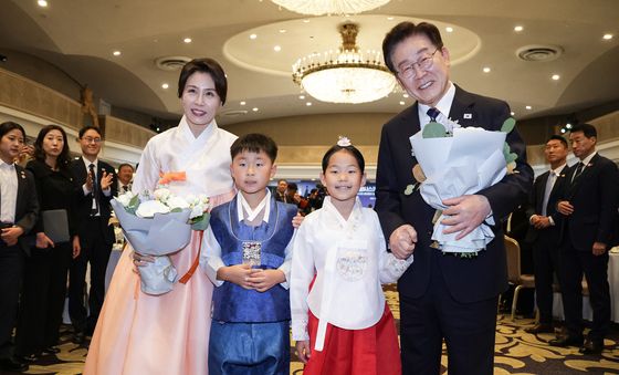 이재명 대통령·김혜경 여사 '화동들과 함께'