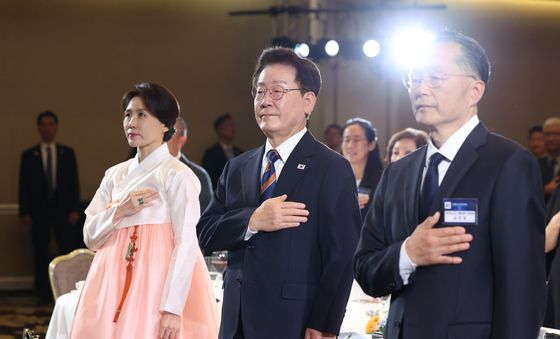 국민의례 하는 이재명 대통령·김혜경 여사
