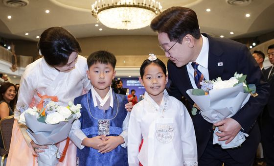 화동들과 대화하는 이재명 대통령·김혜경 여사