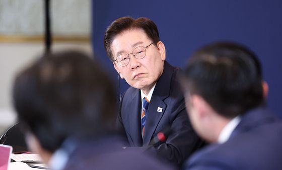 참석자 발언 듣는 이재명 대통령
