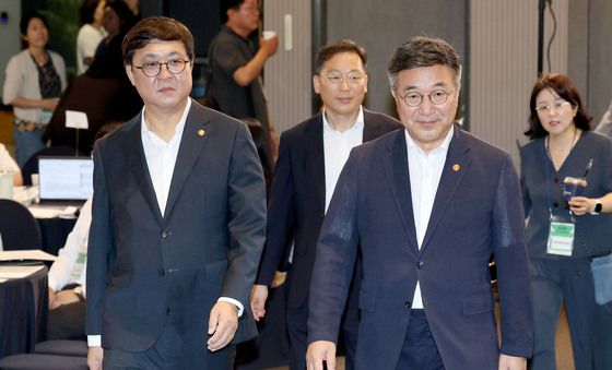 모두의 토론회 참석하는 윤호중 장관과 최휘영 장관