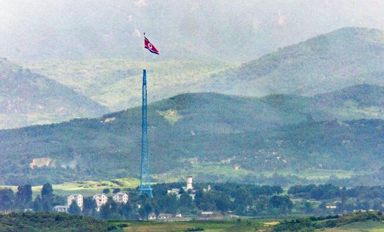 인공기 휘날리는 북한 기정동 마을