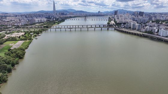 폭우로 흙탕물로 변한 한강