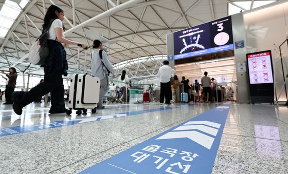 본격 휴가철 시작, 출국하는 여행객