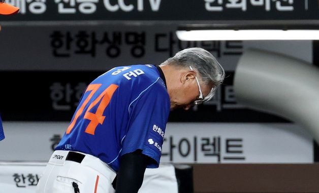 인사하는 김경문 감독