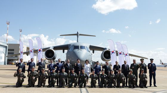 C-390 수송기와 기념촬영 하는 이재명 대통령