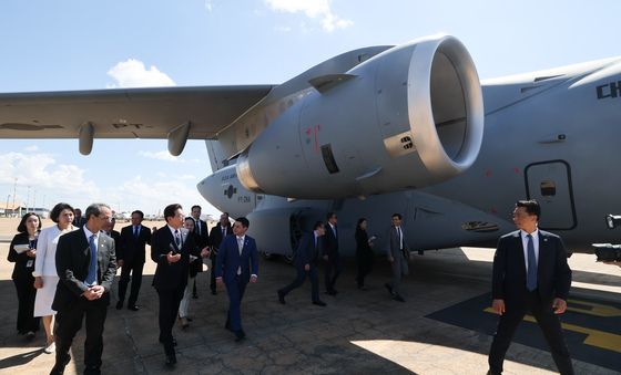 이재명 대통령, C-390 수송기 시찰