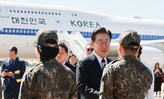 군 장병들과 인사하는 이재명 대통령