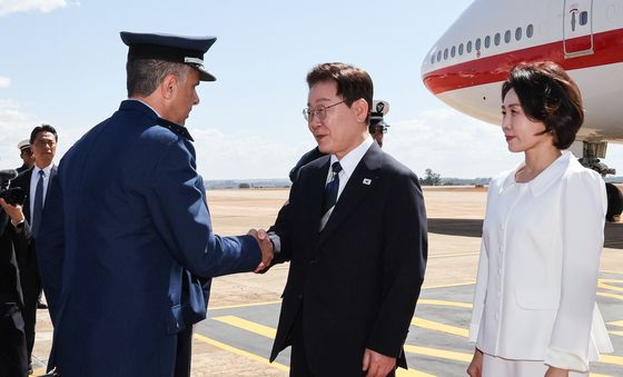 환영객들과 인사 나누는 이재명 대통령