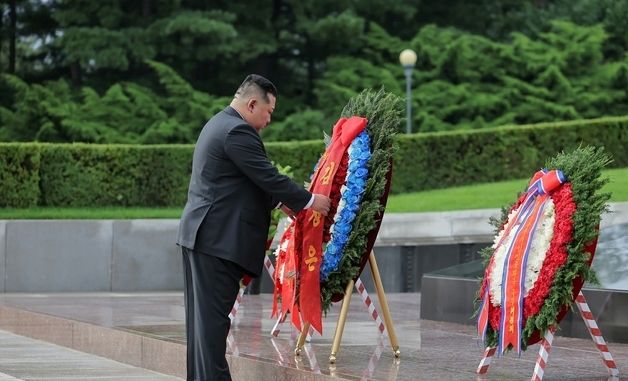 北 김정은, 전승절 맞아 대성산혁명열사릉 참배