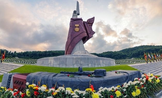北 김정은, 전승절 맞아 조국해방전쟁참전열사묘 참배