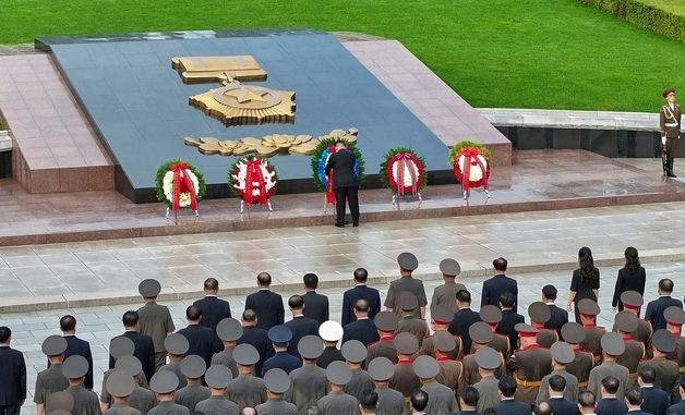 北 김정은, 전승절 73주년 대성산혁명열사릉 참배