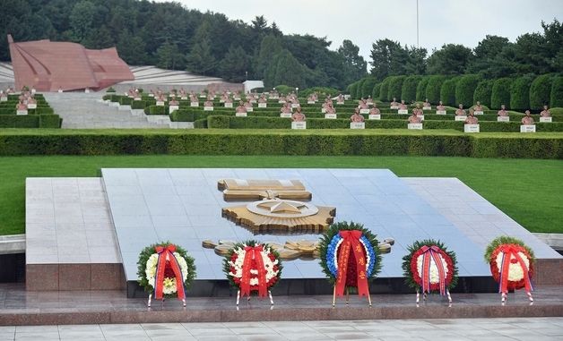 김정은, 전승절 73주년 맞아 대성산혁명열사릉 참배