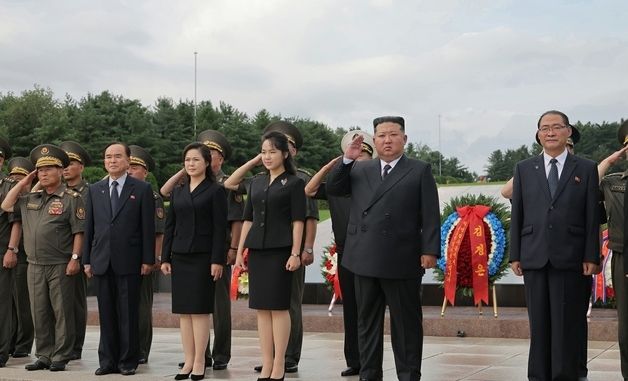 北 김정은, 대성산혁명열사릉 참배…바로 옆에 선 김주애