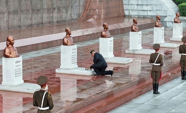 김정은, 대성산혁명열사릉 참배…"혁명열사에 헌화"