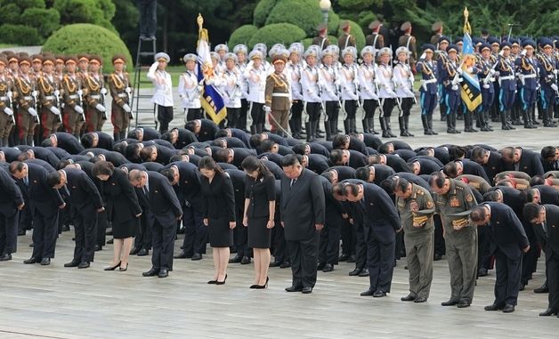 北 김정은, 전승절 73주년 맞아 대성산혁명열사릉 참배