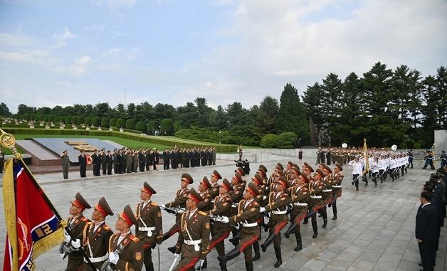 김정은 앞에서 분열행진하는 北 명예위병대