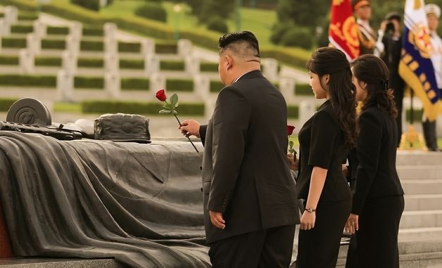 北 김정은, 조국해방전쟁참전열사묘에 헌화
