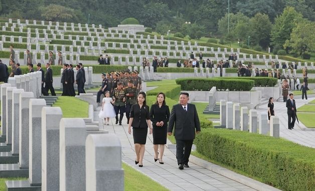 김정은, 주애·리설주와 조국해방전쟁참전열사묘 둘러봐
