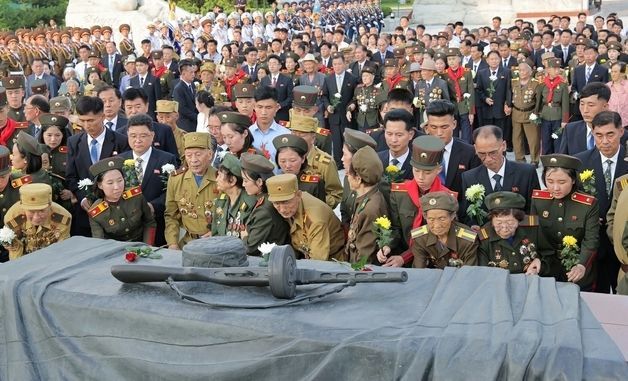 참전열사 추모하는 北 전쟁노병·유가족들