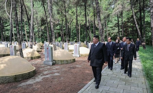 중국인민지원군열사릉원 둘러보는 北 김정은