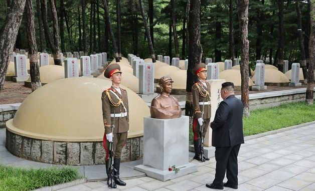 마오쩌둥 장남 마오안잉 묘에 참배하는 北 김정은