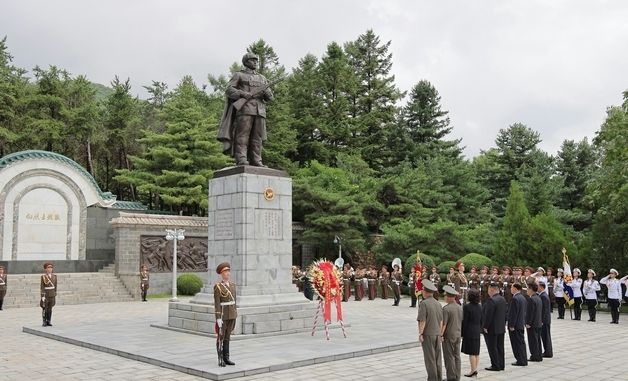北 김정은, 전승절 맞아 중국인민지원군열사릉원 참배