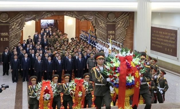 北 당·정 간부들, 전승절 맞아 조국해방전쟁승리기념관 찾아
