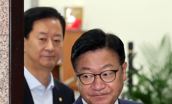 '멱살 소동' 관련 브리핑위해 발걸음 옮기는 정점식 원내대표