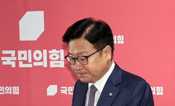 '멱살 소동' 관련 브리핑위해 발걸음 옮기는 정점식 원내대표