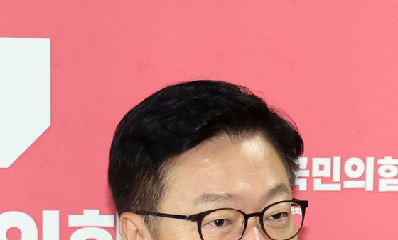 '멱살 소동' 관련 브리핑하는 정점식 원내대표