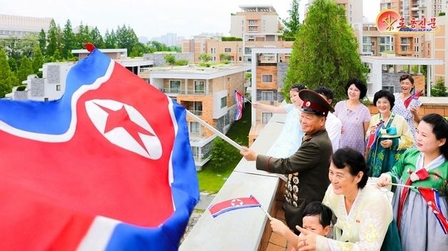 北 주민들, 인공기 흔들며 전승절 경축