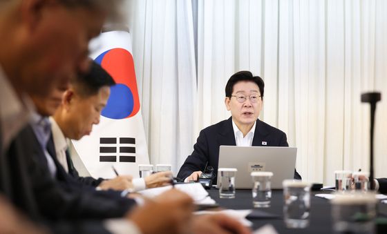 브라질 국빈 방문한 이재명 대통령, 화상으로 수석·보좌관회의