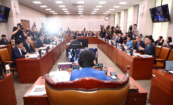 여야 전원 참석한 법사위 개의