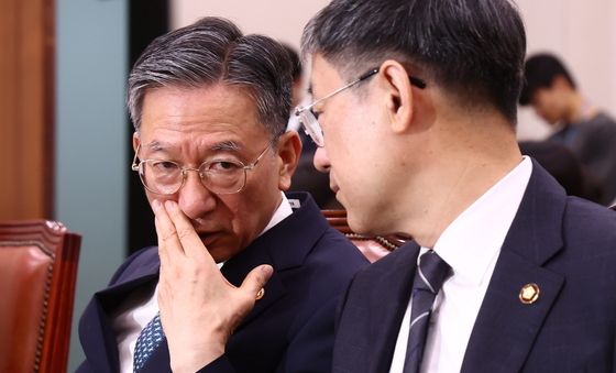 '사의 표명' 정성호 법무부 장관, 법사위 출석