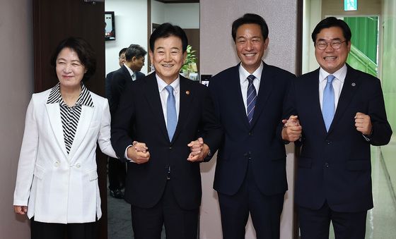 나란히 손 잡은 정동영 통일부 장관·추미애 지사·우상호 지사·박찬대 시장