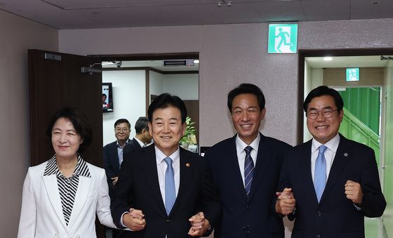 나란히 손 잡은 정동영 통일부 장관·추미애 지사·우상호 지사·박찬대 시장