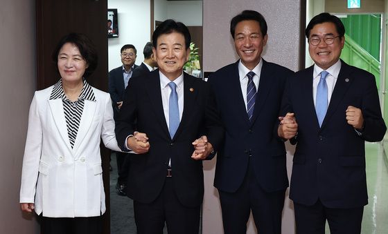 나란히 손 잡은 정동영 통일부 장관·추미애 지사·우상호 지사·박찬대 시장