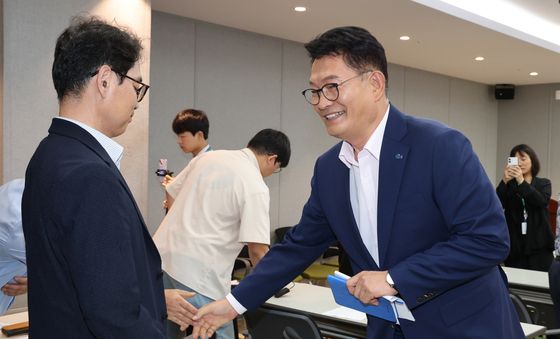 취재진과 인사하는 송영길 후보