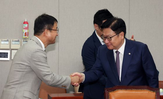 운영위에서 악수 나누는 與野 원내대표
